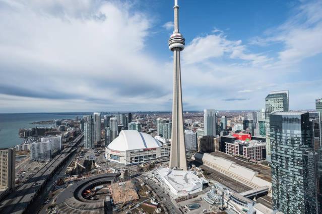 Two Bd Cn Tower And Lake Ontario View Toronto Exterior photo
